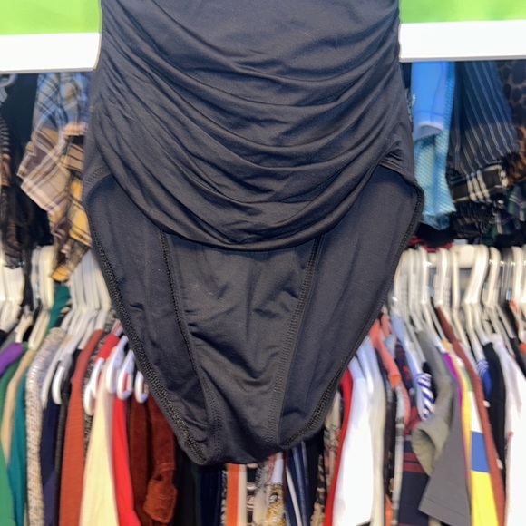 NWOT Ladies Black One Piece Swim suit LA BLANCA size 8 ripple front neck strap - Picture 3 of 7